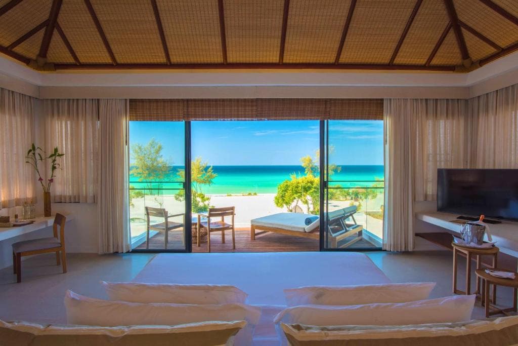 3 bedrooms beachfront Pool Villa